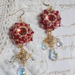 BO Rubis brodées avec des cabochons Light Siam ornés de toupies Rouges à laquelle s’ajoute perles nacrées Ivoires, estampes Dorées, gouttes baroques en Cristal AB et crochets en Gold Filled 14 carats